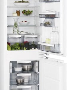 מקרר מקפיא תחתון אינטגרלי 261 ליטר AEG א.א.ג. SCE81826TC