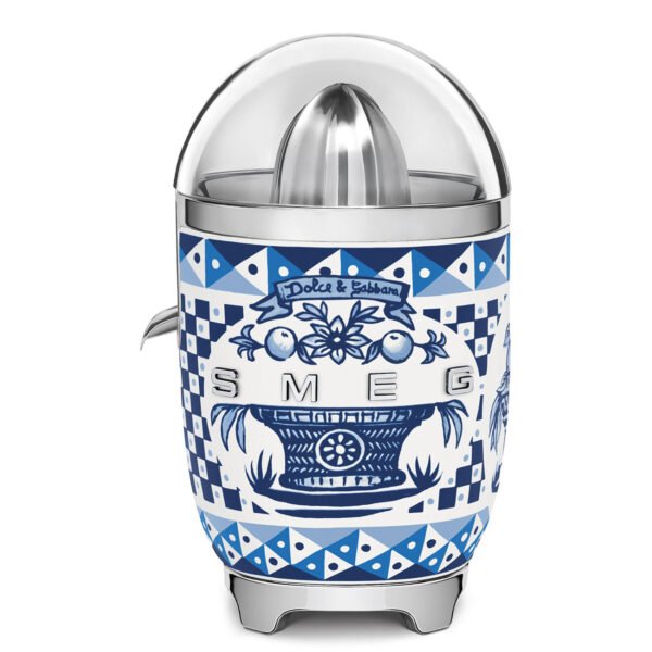 ⁦CJF01DGBEU מסחטת הדרים בעיצוב דולצ’ה וגבאנה מסדרת BLU מבית SMEG⁩ – תמונה ⁦1⁩