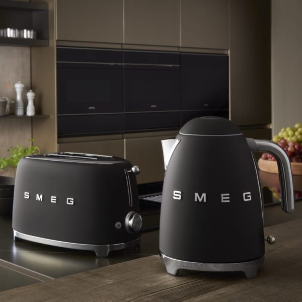 ⁦KLF03BLMEU קומקום חשמלי בצבע שחור מט מבית SMEG⁩ – תמונה ⁦2⁩