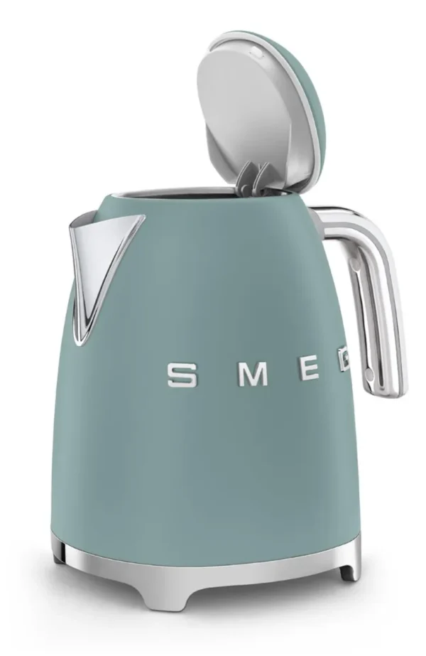 ⁦KLF03EGMEU קומקום חשמלי בצבע ירוק אמרלד מט מבית SMEG⁩ – תמונה ⁦3⁩