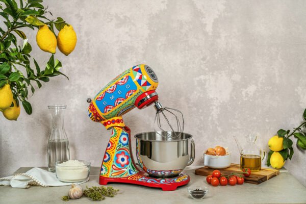 ⁦SMF03DGEU מיקסר רטרו SMEG בעיצוב Dolce & Gabbana מבית SMEG⁩ – תמונה ⁦3⁩
