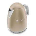 ⁦KLF03CHMEU קומקום חשמלי בצבע שמפניה מט מבית SMEG⁩ – תמונה ⁦3⁩
